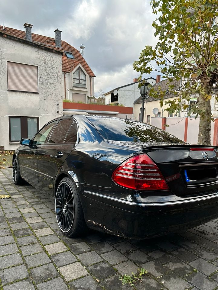 Mercedes Benz E320 V6 Schwarz Limousine W211 Elegance in Saarbrücken