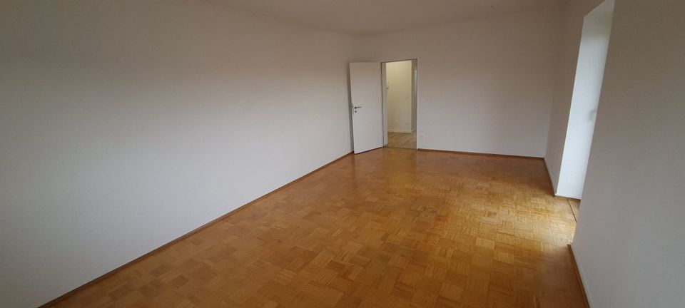 Renovierte 3 Zimmer Wohnung im 8.Stock mit Einbauküche und Balkon und Blick über Bad Nauheim in Bad Nauheim