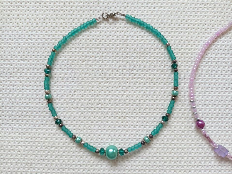 Halsketten mit Glasperlen in Wertheim