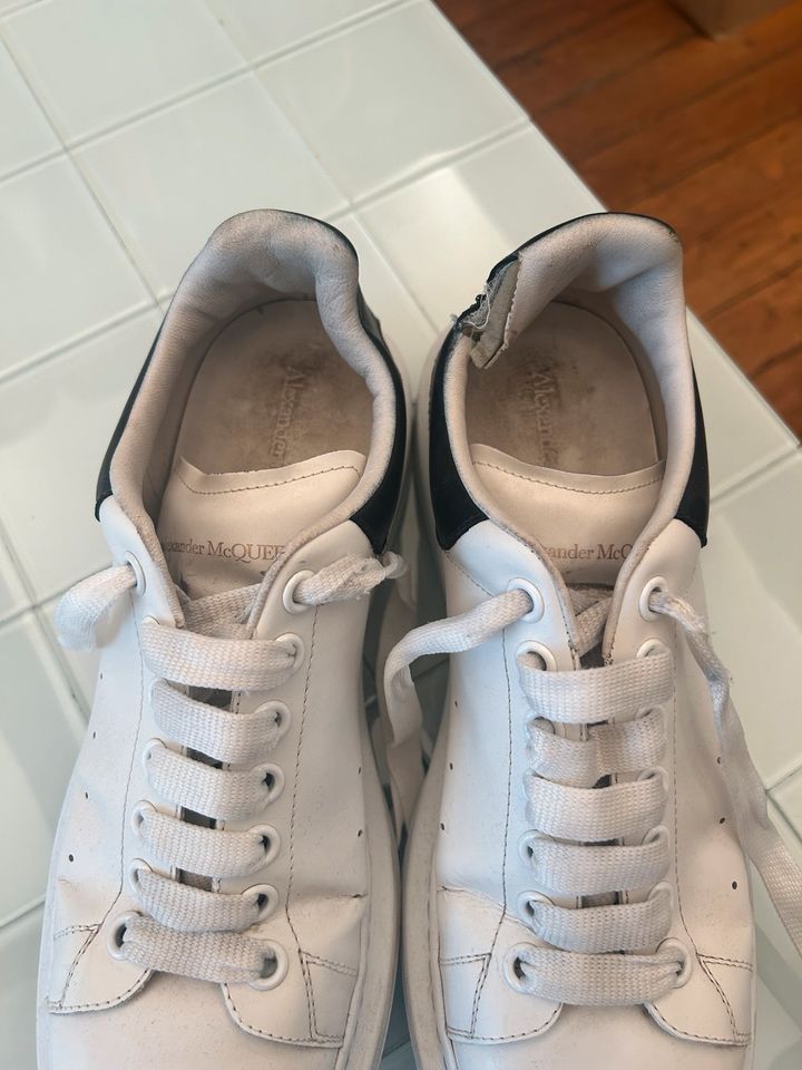 Alexander McQueen Sneaker getragen in Hamburg