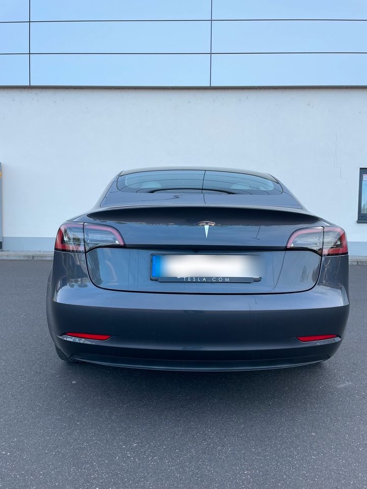 Tesla Model 3 RWD 60 kWh LFP Grau / Weiß SR+ in Hohenroth bei Bad Neustadt a d Saale