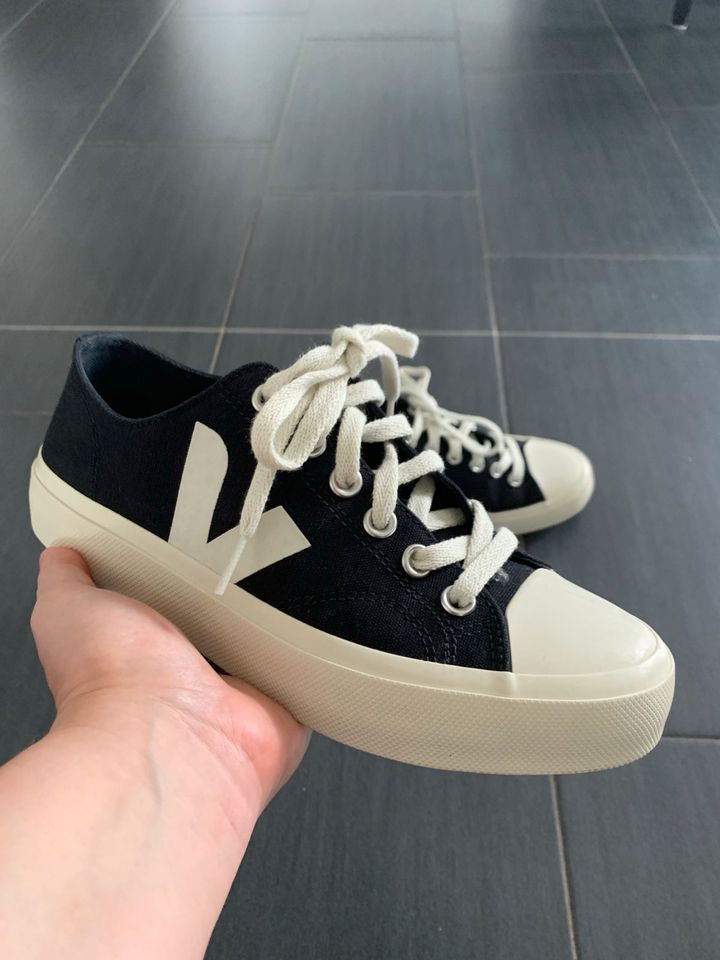 Veja Sneaker 39 Wata II schwarz neuwertig Schuhe in Kassel
