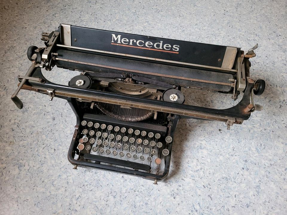 Alte Mercedes Schreibmaschine in Brandis