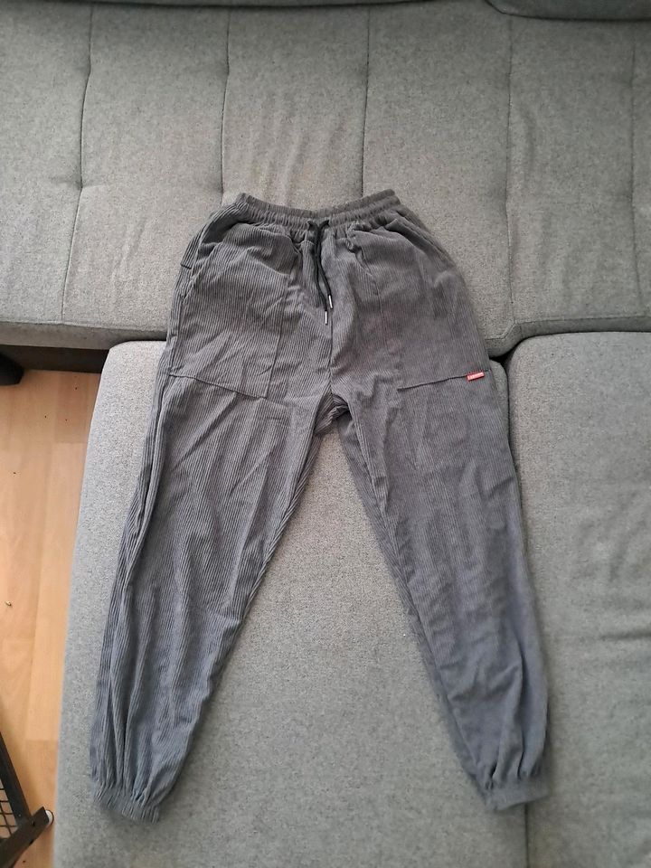 Cordhose mit engen Bund am Hosenbein in Langenhagen