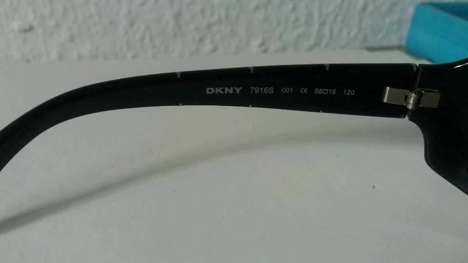 DKNY Sonnenbrille 7916S + Etui in Butzbach