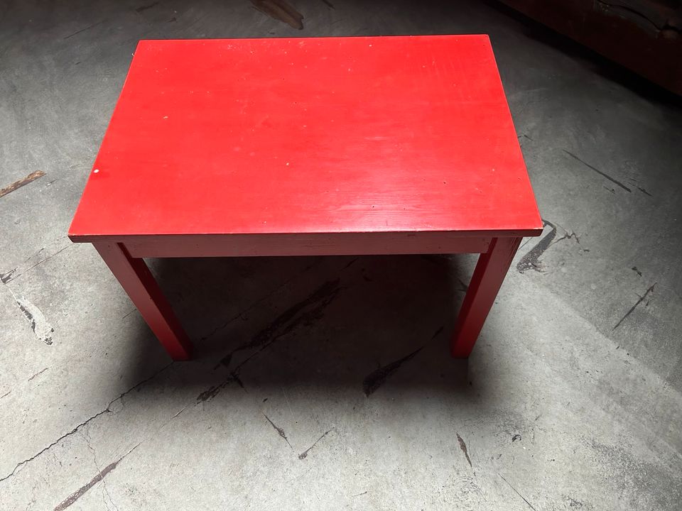 Kleiner roter Holztisch in Neuss