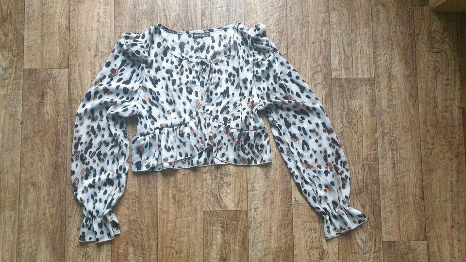 Shein Crop Bluse Leo Rüschen in Iserlohn