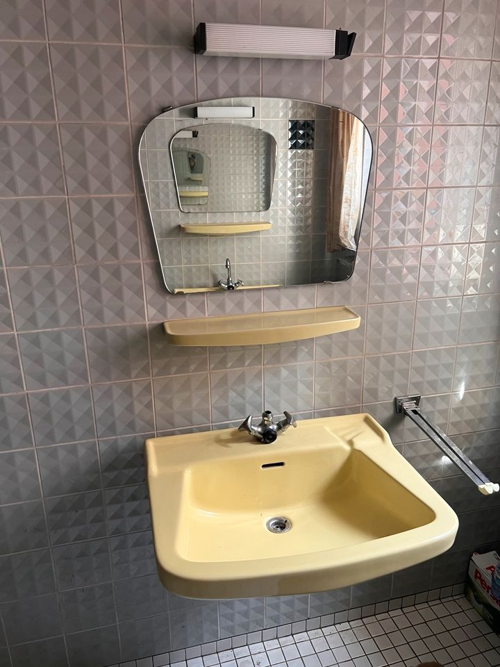 2 x Waschbecken Retro Spiegel, Ablage grün/gelb in Nidderau