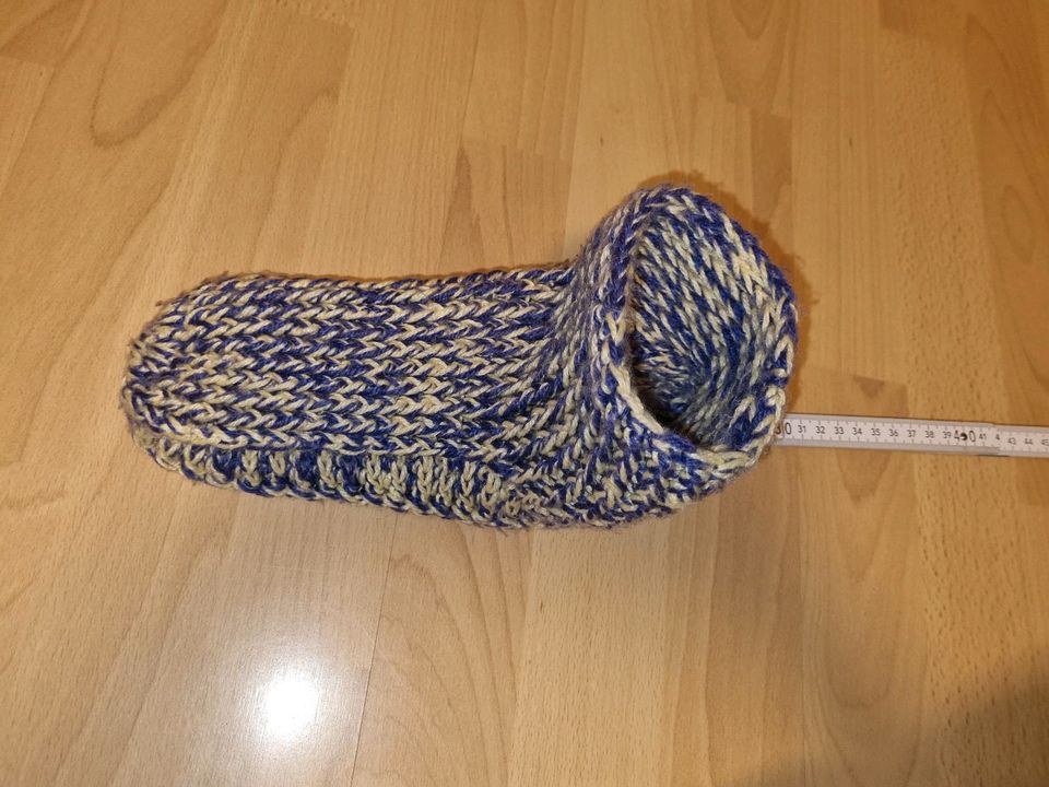 Selbestgestrickte Socken dick warm Hausschuhe in Plön 