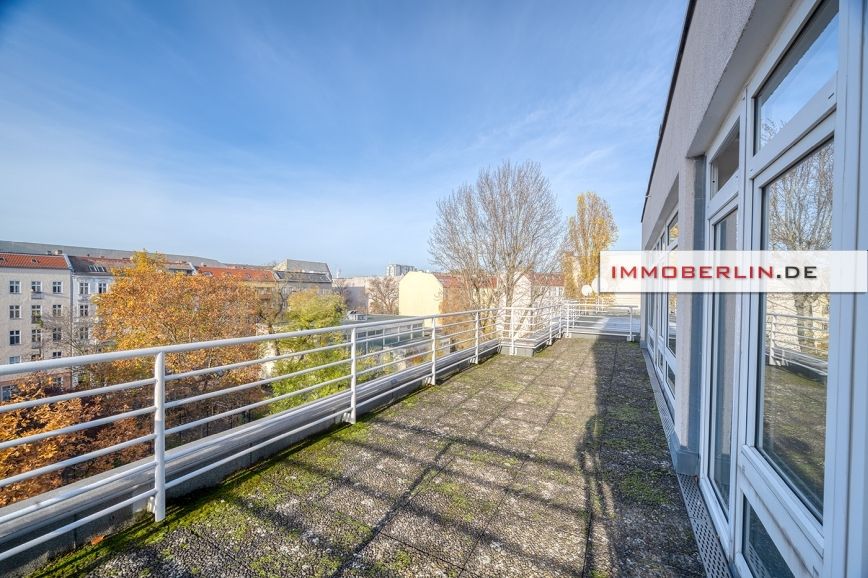 IMMOBERLIN.DE - Echtes Penthouse in Toplage – Sanierte Wohnung mit Südwestterrasse in Berlin