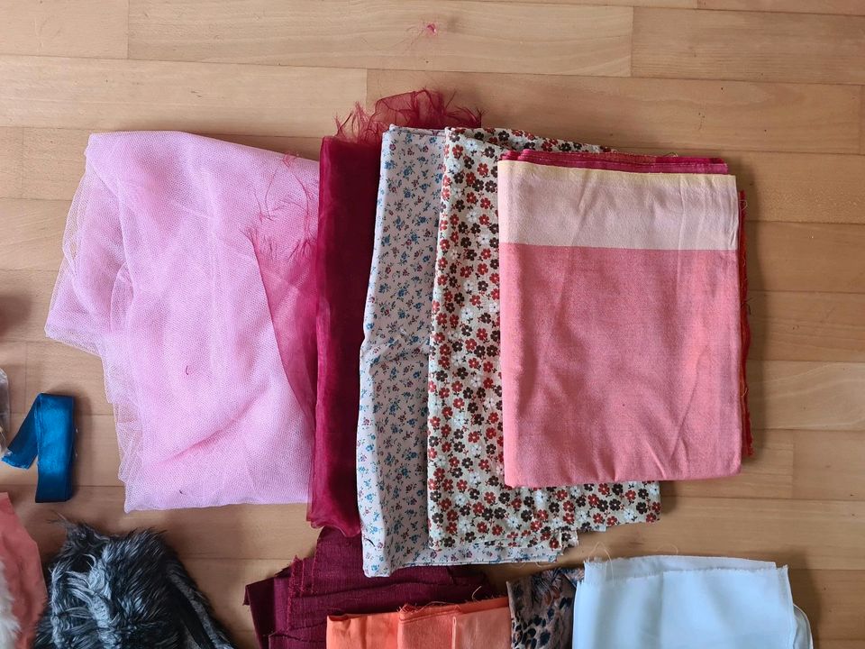 Stoffpaket Stoffreste Stoff Kunstfell Knöpfe Nähen Patchwork in Frankfurt am Main