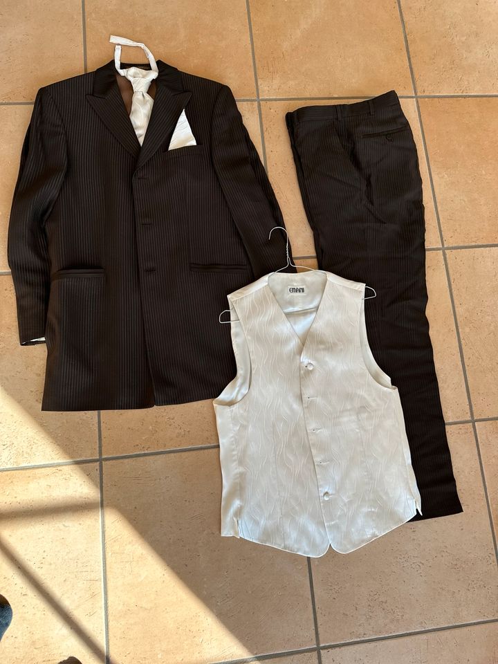 Anzug mit Hose (94), Weste, Kurzkrawatte und Tuch in Wiehl