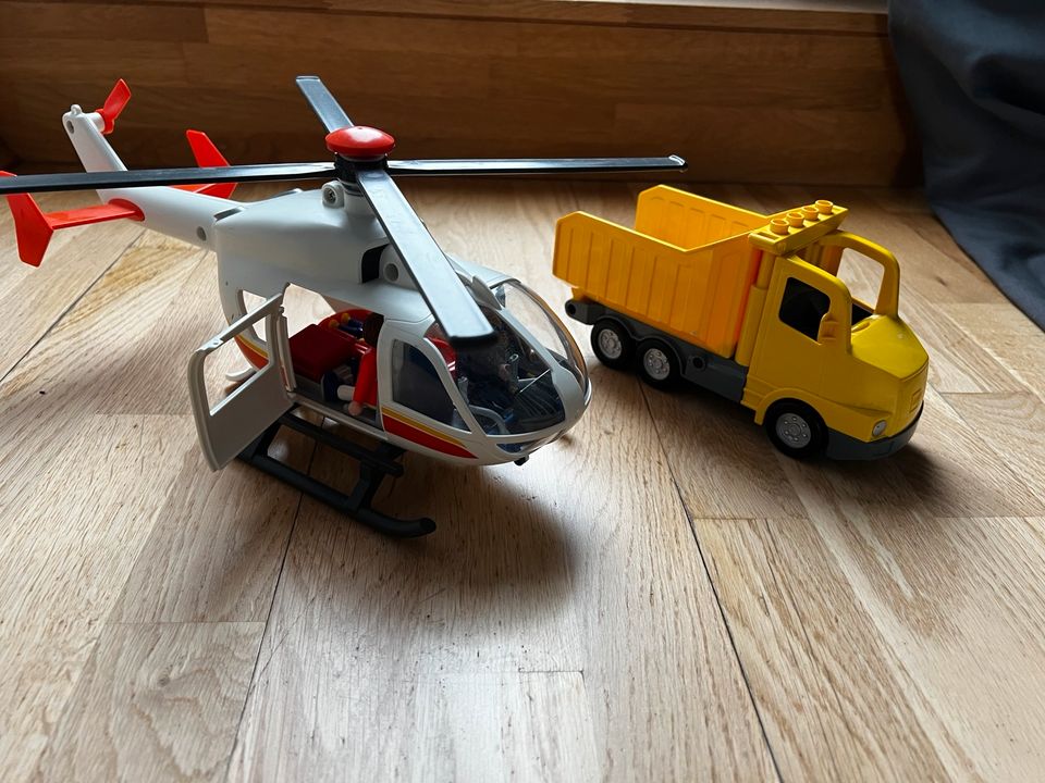 Duplo Laster und Playmobil Hubschrauber in Berlin