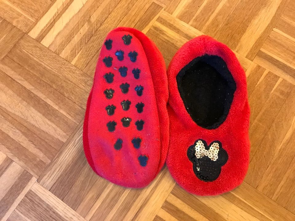 Hausschuhe rot schwarz Minnie Mouse - Größe 32 - Disney in Hamburg