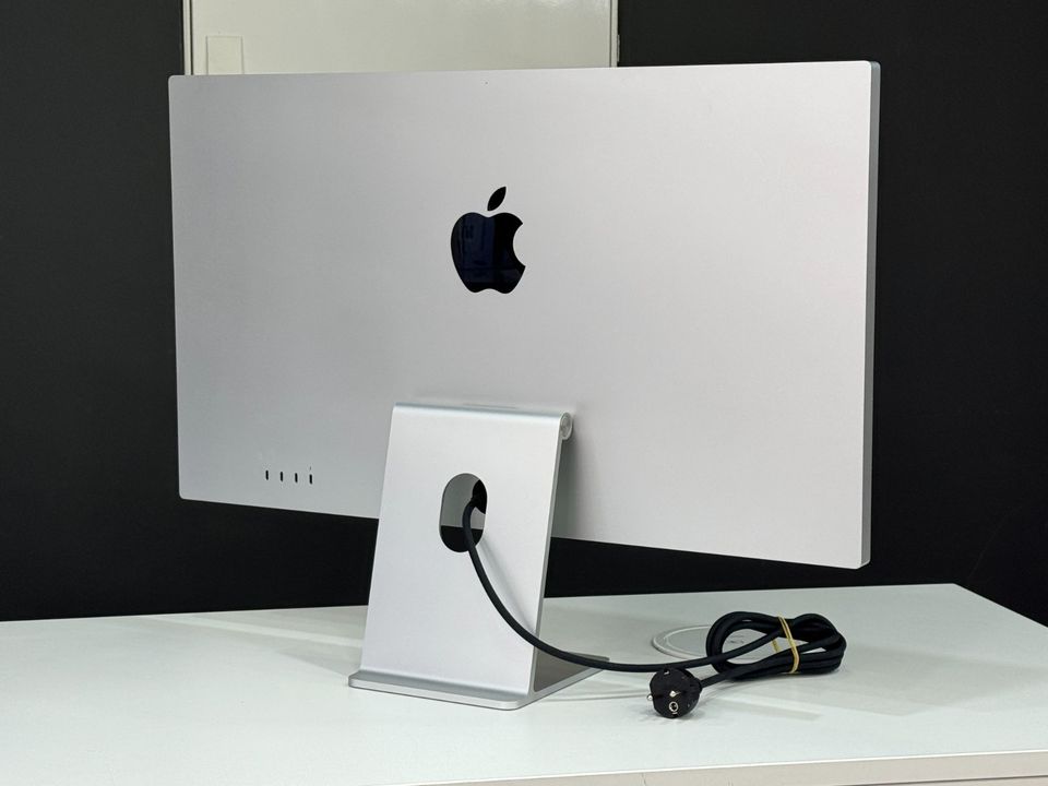 Apple Studio Display 27" Monitor 5120 x 2880 Neigbar MacBook Mac in Pforzheim