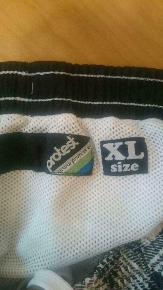 2 Bade-Short/Hosen protest XL,  Bluse Chips L in Dillingen (Donau)