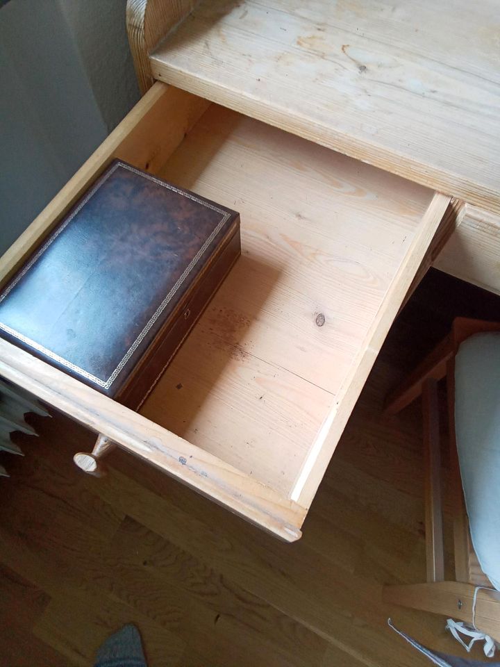Schöner alter gepflegter Massivholz-Schreibtisch in München