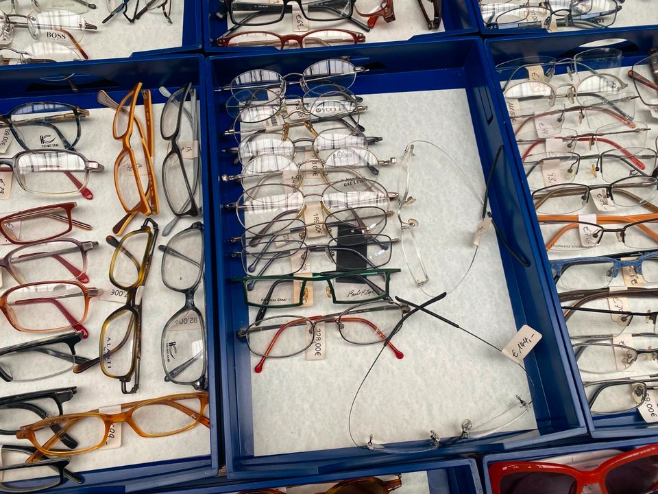 Posten (1000 Stück) Brillengestelle Sonnenbrillen Marken Brillen in Borken