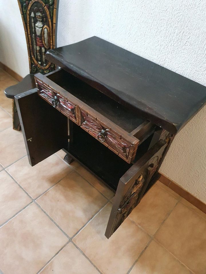 Vintage Möbel Antiquitäten Ritterschrank und Stuhl in Essen