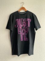 Nike T-Shirt Tee mit Aufdruck schwarz lila Gr.L vintage retro Y2k Hessen - Lampertheim Vorschau