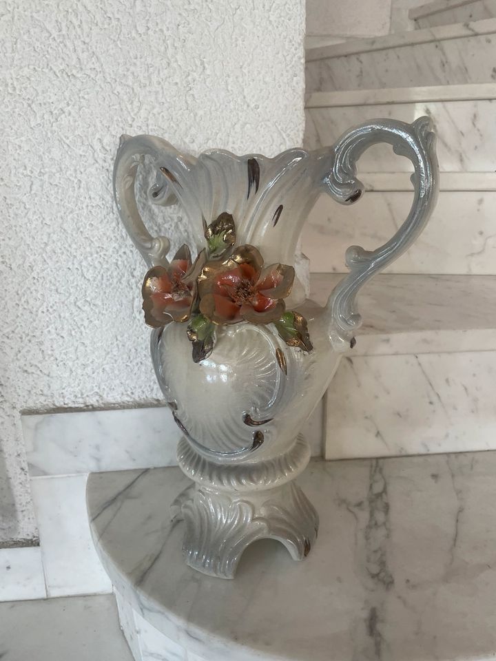 Retrovase mit Blumen aus Porzellan in Gondelsheim