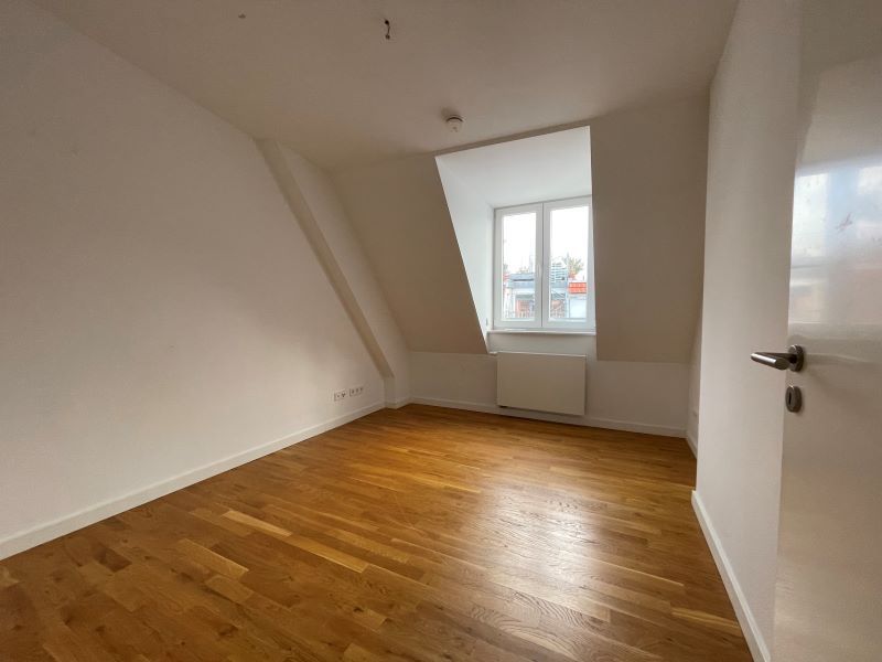 schön viel Platz zum Wohnen - Dachgeschoss mit EBK, Gäste-WC und ontop-Terrasse in Prenzl. Berg in Berlin