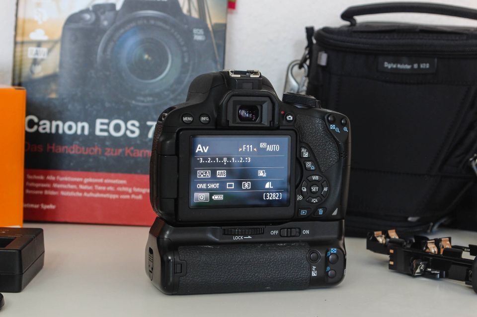 ⭐️ Händler! Canon EOS 700D Kit mit EF-S 18-55mm IS, BG,Tasche⚡️ in Schwanau