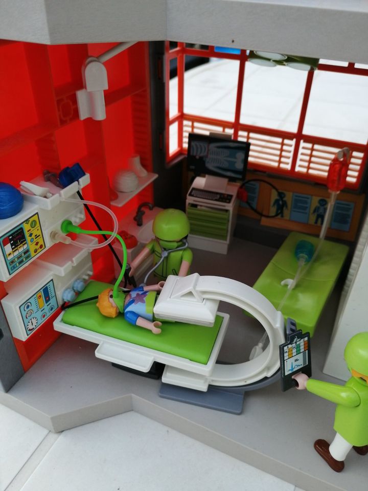 Playmobil Krankenhaus mit sehr viel Zubehör und Krankenwagen in Hildesheim