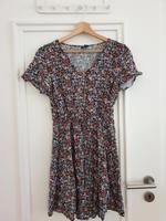 Sommerkleid mit Blümchen Größe M schwarz Hessen - Rabenau Vorschau