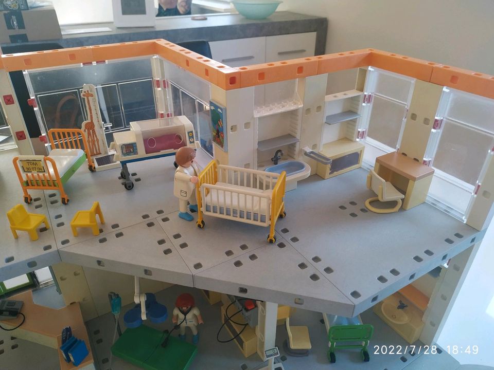 Playmobil Krankenhaus 4404 mit Einrichtung + Landeplatz in Dassow