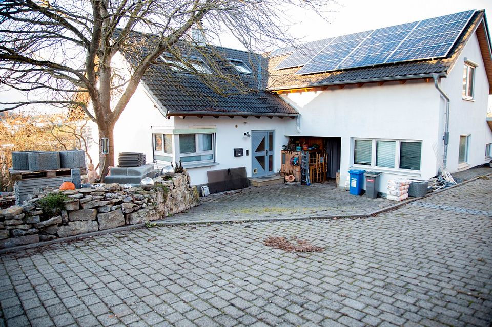 Großes Einfamilienhaus in ruhigem Wohngebiet in Grünsfeld. Photovoltaik- und Solaranlage inklusive Speicher. in Grünsfeld