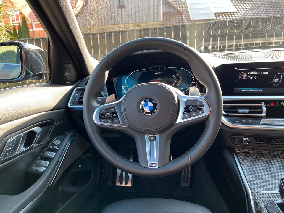 BMW 330e Garantie bis 09/2026 M Paket Hybrid in Besigheim