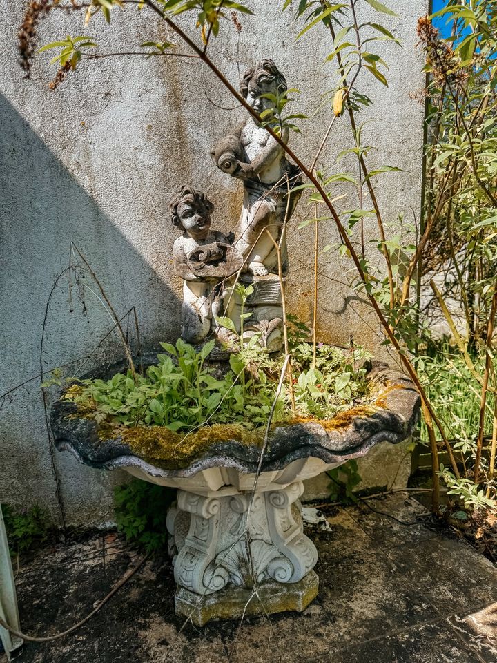 Steinbrunnen Brunnen Springbrunnen Engel Putten Garten in Düren