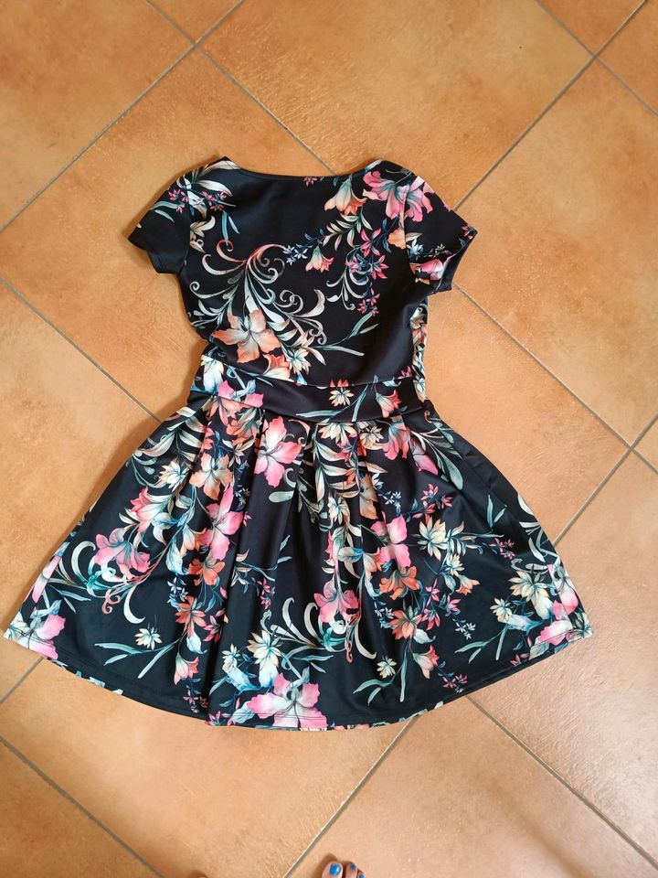 Lascana Kleid M/L Bayern Kleinanzeigen eBay in Langquaid Blumen bunt Kleinanzeigen schwarz 40/42 ist | jetzt 