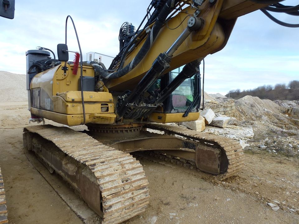 Kettenbagger CATERPILLAR & LIEBHERR mit Bohrgeräten in Eichstätt