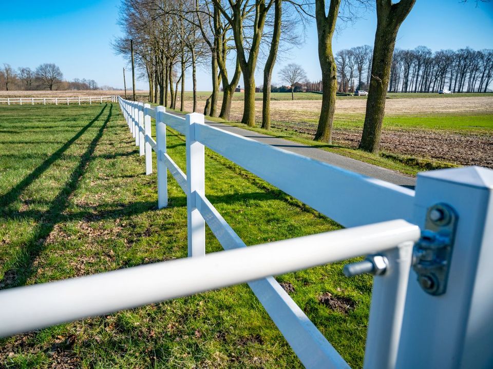 Reitplatz-Einzäunung 20 x 40 m - Kunststoffzaunsystem S 2, Tor inkl. Zauntaschen in Stuhr