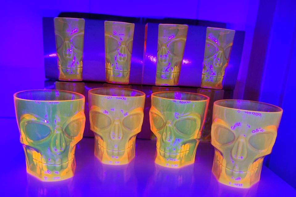 UV Schwarzlicht Party Totenkopf Halloween Becher neu ovp 300ml in Sehnde