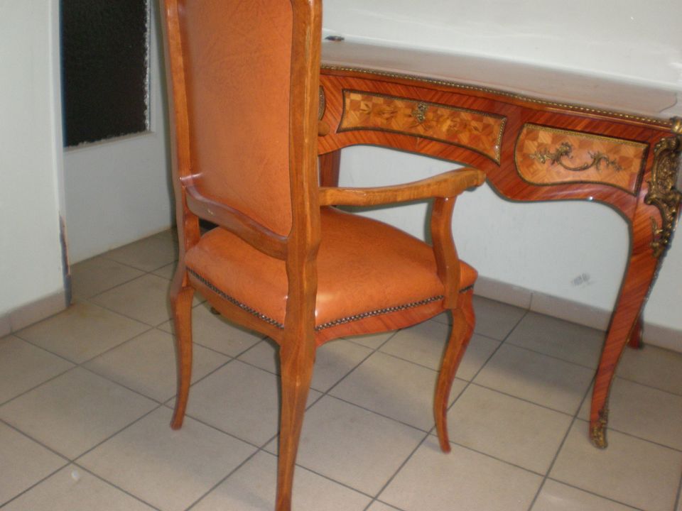 Tisch (Schreibtisch) und Stuhl im venezianischen Stil in Obertshausen