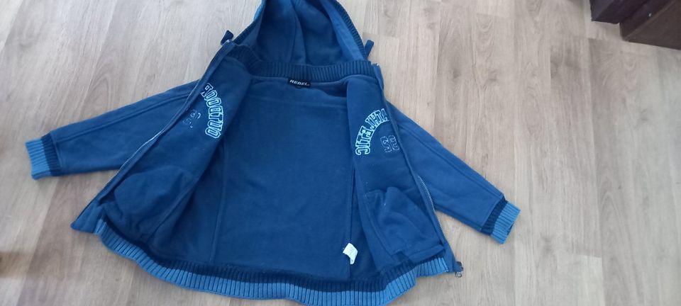 Dickere Sweatjacke Kapuzenjacke blau Größe 128 in Oetzen