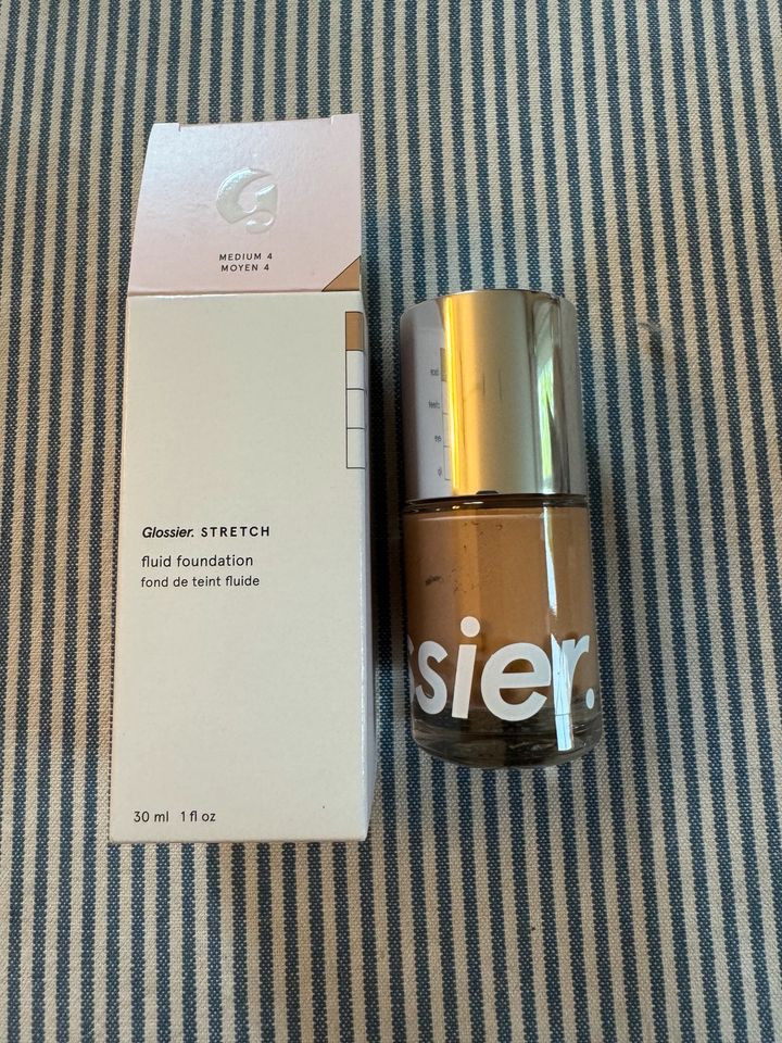 Glossier Stretch Fluid Foundation NEU in München