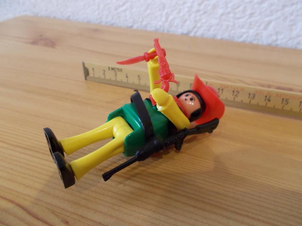 PLAYMOBIL Cowboy Figur mit Bowie Messer Colt Gewehr Gitarre in Großolbersdorf