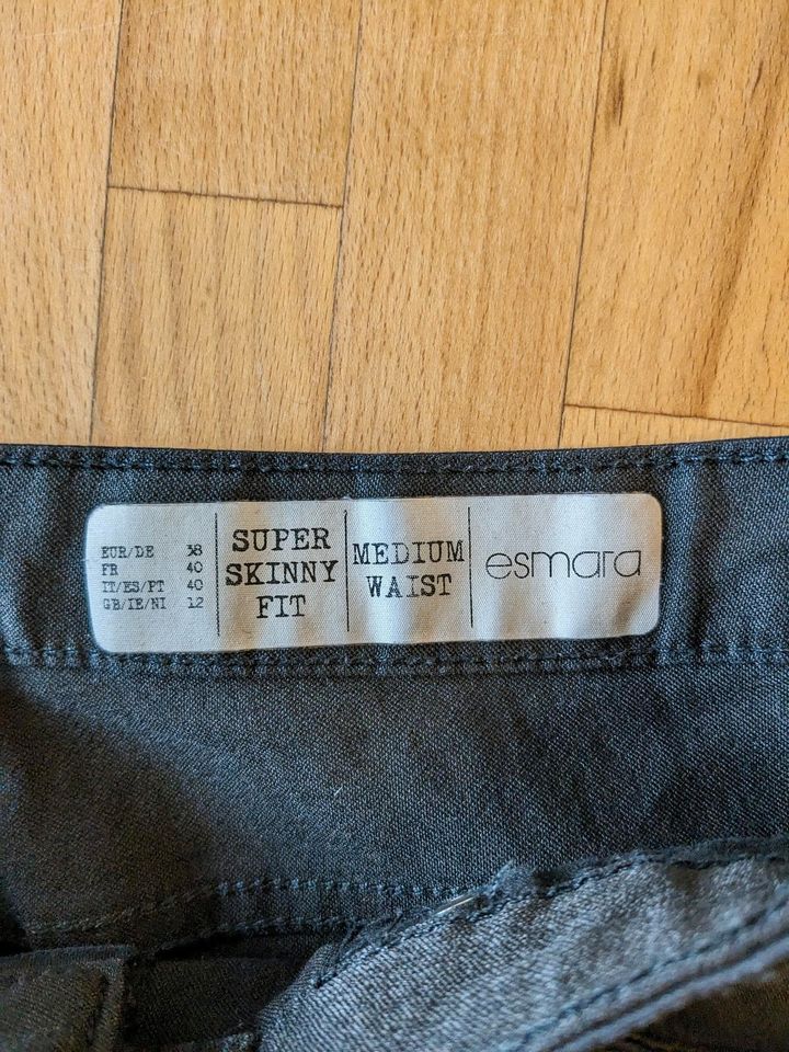 Schwarze glänzende Jeans in Genderkingen