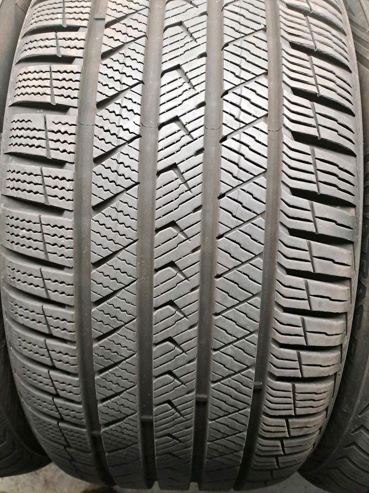 7,4 mm / 2021 - 4x 235/40 R18 95Y Vredestein Allwetterreifen in Böblingen