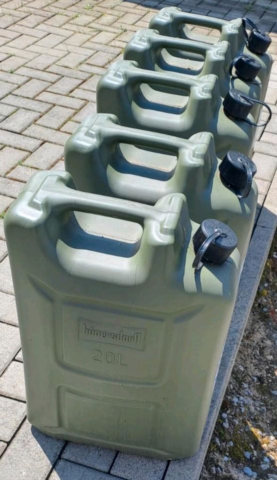 5 Benzinkanister mit ca 50Liter Benzin in Eschweiler