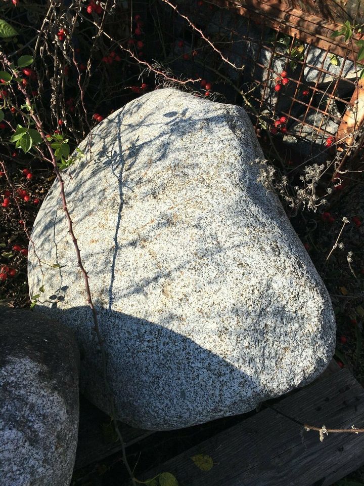 Granit-Findlinge rundlich / Kugel-Findlinge hellgrau in Burglauer