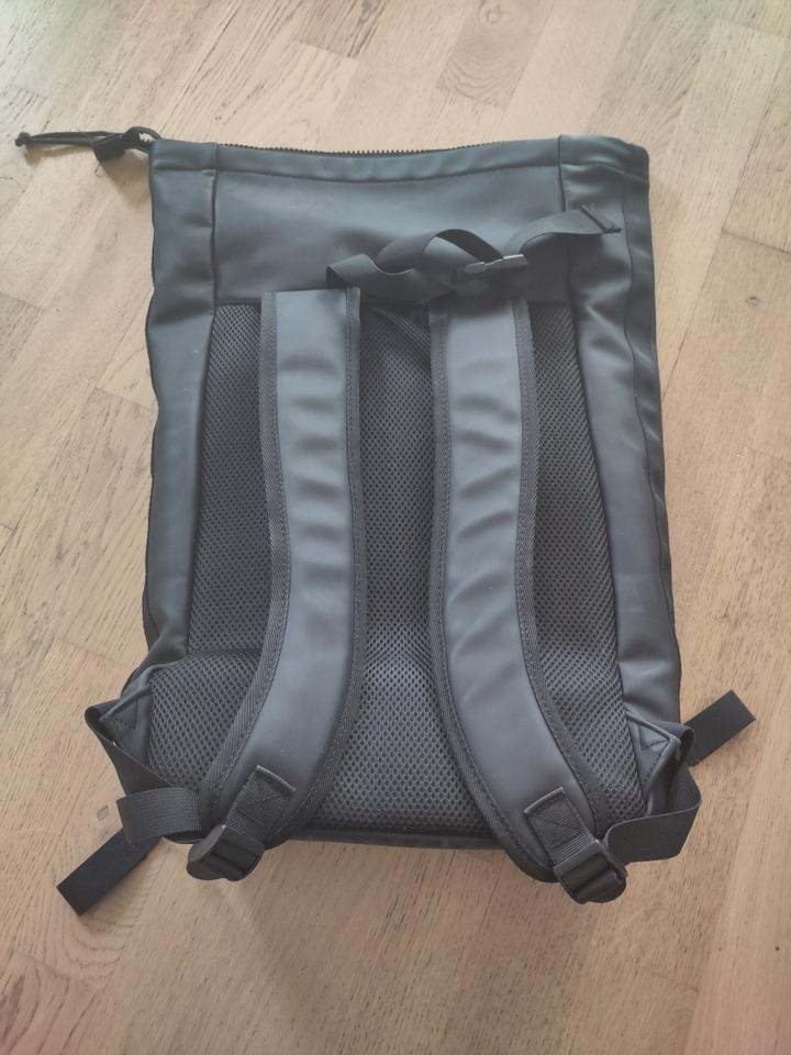 New Rebels Roll-Top Rucksack Large II – Schwarz, guter Zustand in Landshut