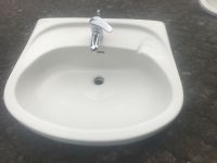 Waschbecken mit Garnitur  Wasserhahn Niedersachsen - Uslar Vorschau