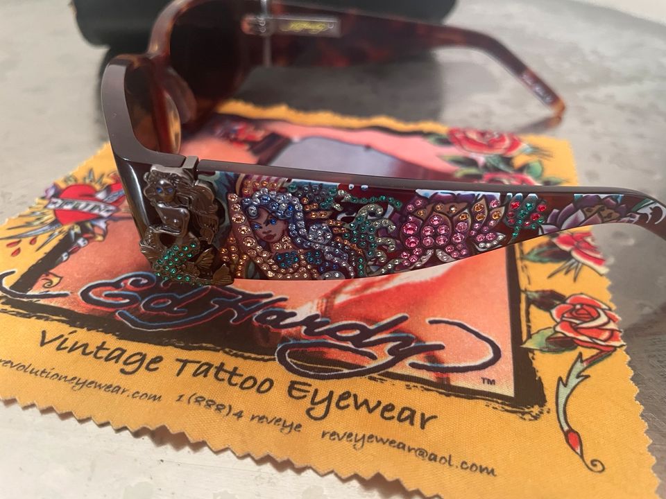 Eckige Ed Hardy Sonnenbrille mit Blumen und Meerjungfrauen y2k in Berlin