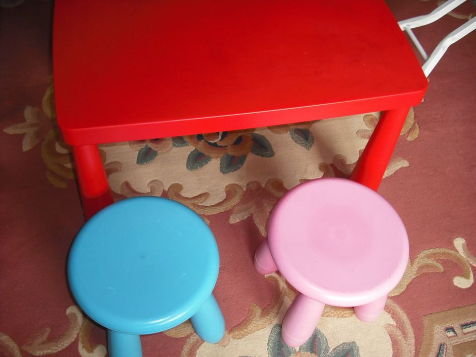 IKEA"MAMMUT Kinder Sitzgruppe Tisch u.2 Hocker top in Würzburg