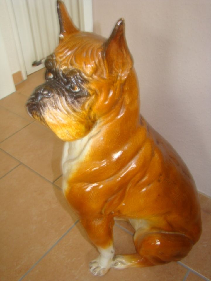 Boxer Keramik Figur in Dornum